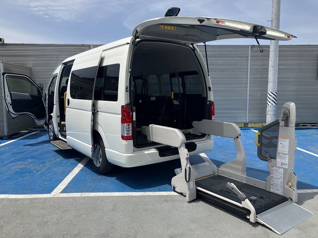 TOYOTA / HIACE COMMUTER 4WD