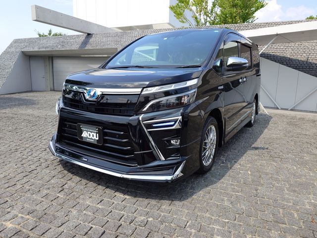 TOYOTA / VOXY HYBRID