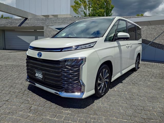 TOYOTA / VOXY HYBRID