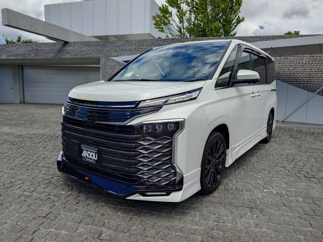 TOYOTA / VOXY HYBRID