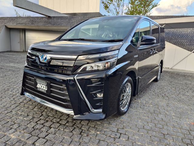 TOYOTA / VOXY HYBRID