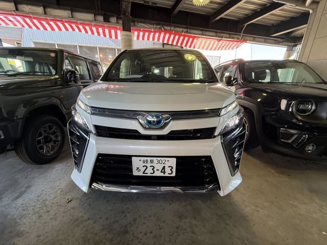 TOYOTA / VOXY HYBRID