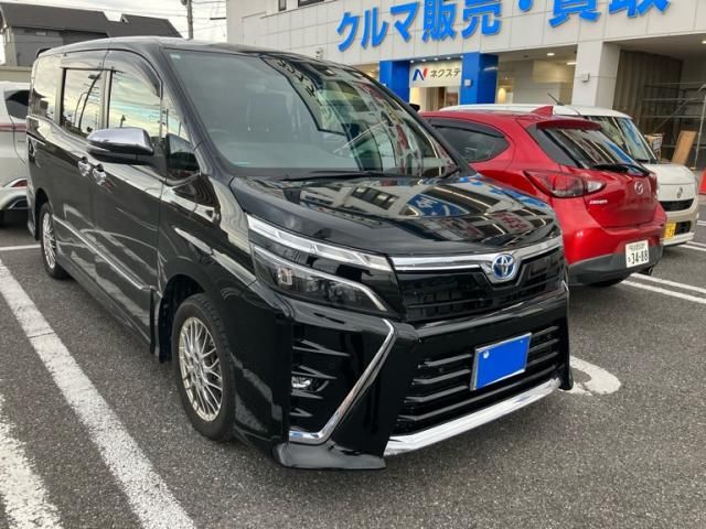 TOYOTA / VOXY HYBRID