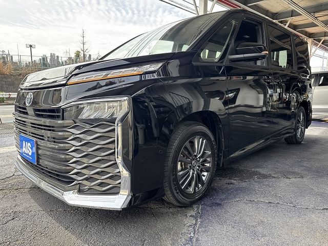 TOYOTA / VOXY HYBRID