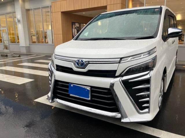 TOYOTA / VOXY HYBRID