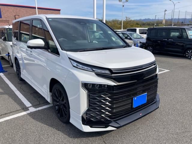 TOYOTA / VOXY HYBRID