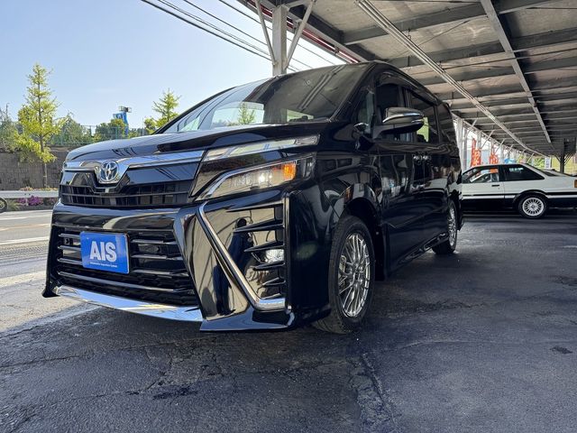 TOYOTA / VOXY HYBRID