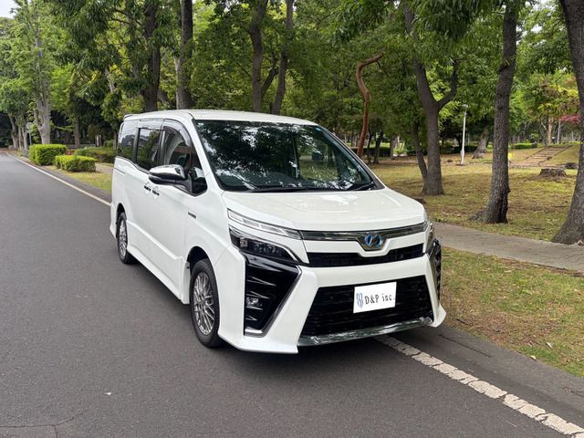 TOYOTA / VOXY HYBRID