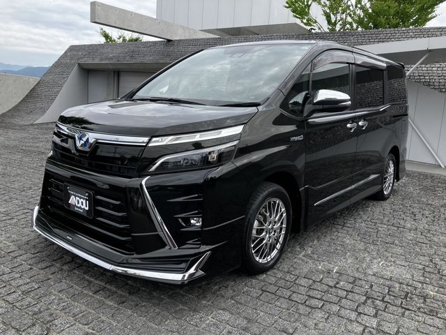 TOYOTA / VOXY HYBRID