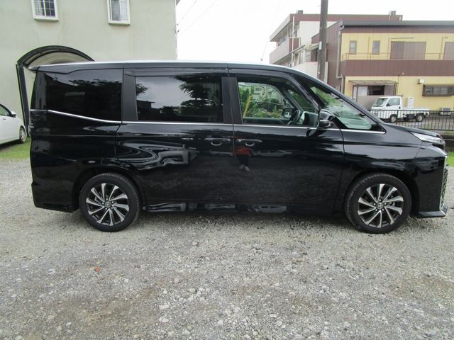 TOYOTA / VOXY HYBRID