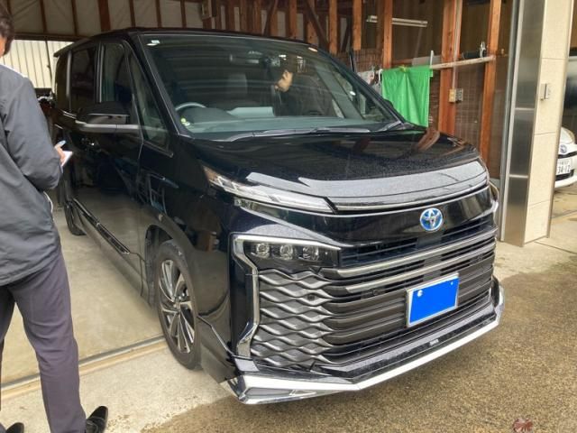 TOYOTA / VOXY HYBRID