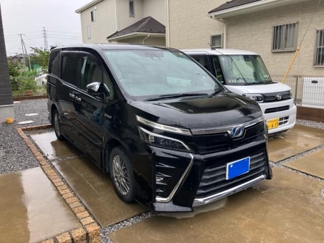 TOYOTA / VOXY HYBRID