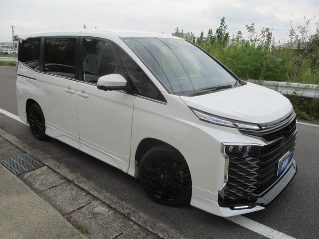 TOYOTA / VOXY HYBRID