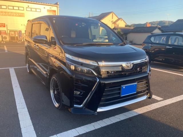 TOYOTA / VOXY HYBRID
