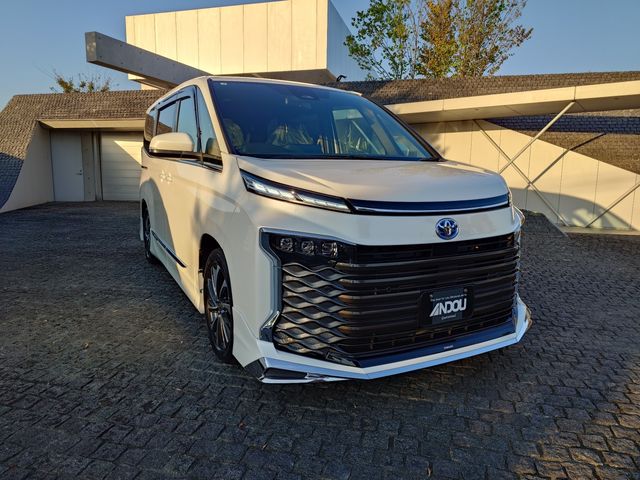 TOYOTA / VOXY HYBRID