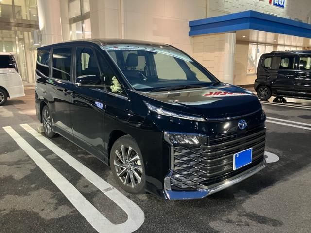 TOYOTA / VOXY HYBRID